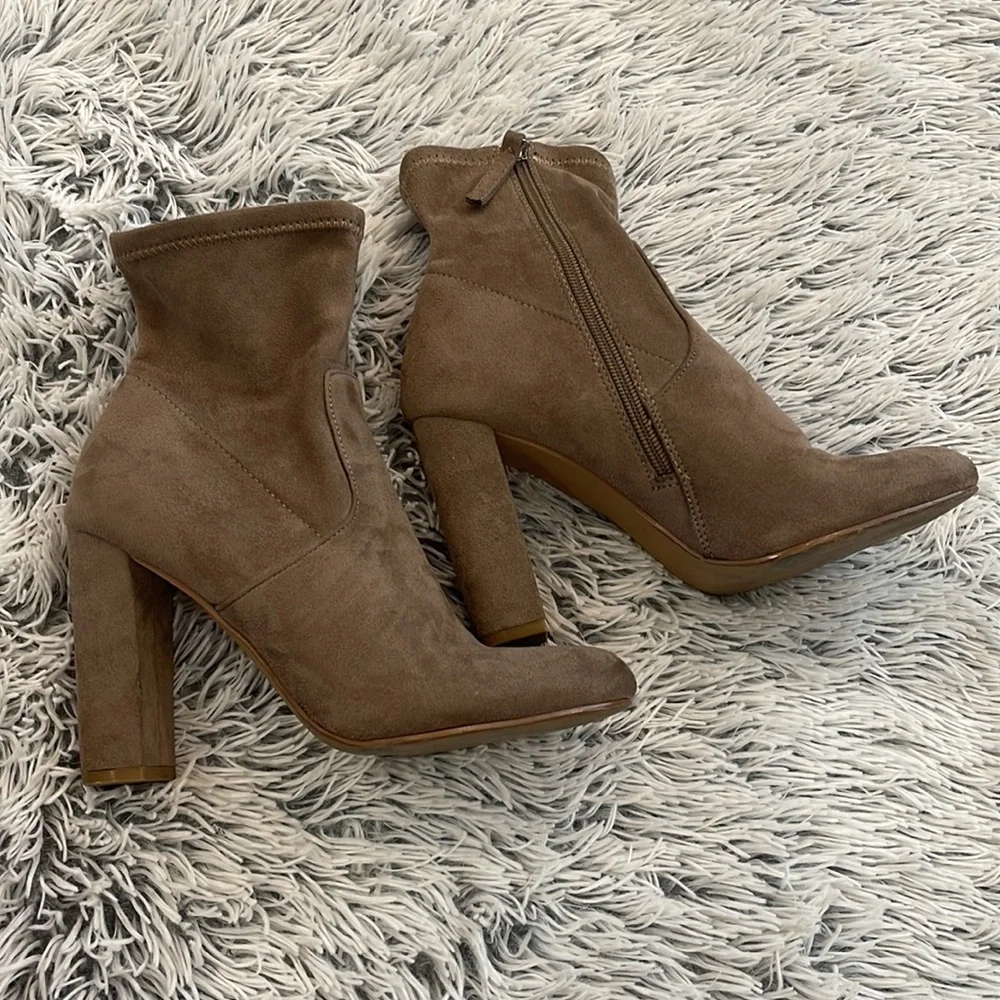 Steve Madden heeled booties. Size 7/12 - Picture 2 of 9